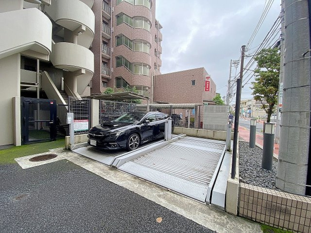 敷地内に確保された駐車場スペースです。お車をお持ちの方やマイカー通勤をご検討中の方にも大変便利です。空き状況や月額費用等の詳細条件につきましては、お気軽にお問い合わせください。