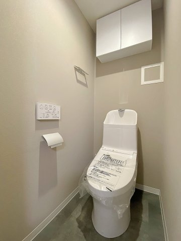トイレ新規交換済み。衛生面でも安心の清潔な空間に生まれ変わりました。節水機能や使いやすい操作パネルを備えており、毎日快適にご利用いただけます。掃除がしやすいのも嬉しいポイントです。