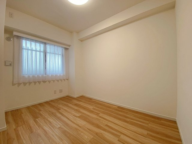 洋室5.1帖（間取り図左上）のお部屋です。寝室や書斎、趣味の部屋など多目的にご活用いただけます。クローゼット等の収納も確保されており、お部屋全体を広々とすっきりお使いいただけます。