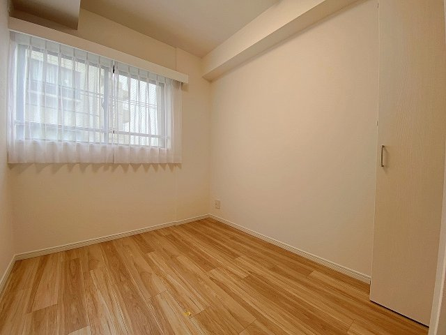 洋室4.0帖（間取り図右下）のお部屋です。コンパクトながら機能的な造りで、お子様のお部屋やリモートワーク用の書斎としてもぴったりです。明るい採光が差し込み快適に過ごせます。