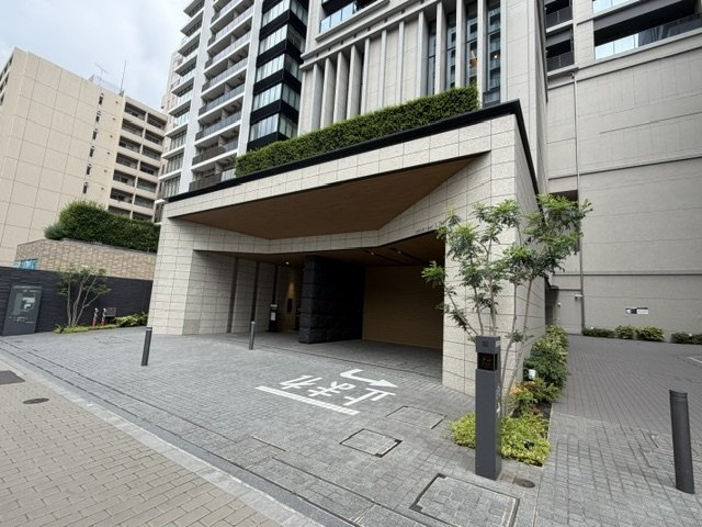 上質感漂うエントランスアプローチです。居住者の帰り、訪れる方を優しく迎える・安らぎに満ちた生活空間を予感させます。　