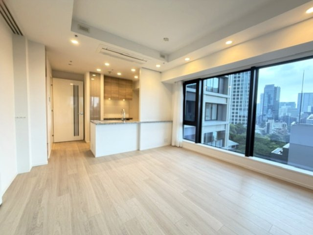 オープンでのびやかな空間を生み出す二面採光♪東、南向きに大きく開いた窓からたっぷりと陽光を取り込み、一日中明るい住空間です。また、バルコニーに面しているため、奥行きを感じることができます♪　