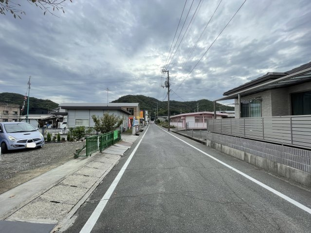 前面道路は幅員約7.0m。お車で出入りするのに十分な広さがあり、運転が苦手な方にも安心です。建築条件なし。建築会社の紹介も可能ですので、お気軽にご相談ください。現地見学も可能です。