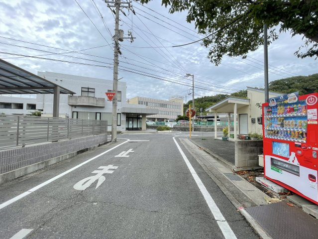 最寄りのバス停まで徒歩約3分の立地です。周辺は商業施設が充実しており、　日々の生活に便利です。学校も徒歩圏内にあり、子育てファミリーにもおすすめのエリアです。