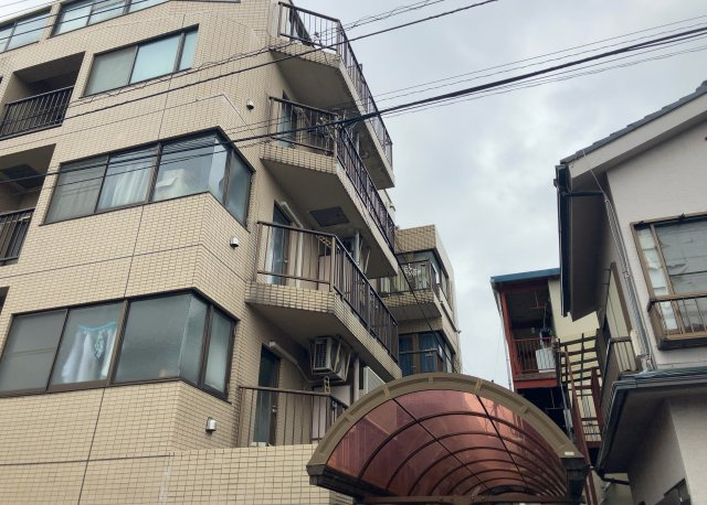 一般的なバルコニーは、奥行1.5ｍ程ですが、ワイルドバルコニーは2ｍまで広がっています。そのため洗濯物の間隔をあけ干すことができ、乾きやすいというメリットや、ガーデニングが楽しめる等の特徴があります。