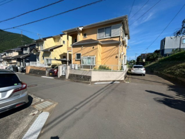 南側道路の場合は長い時間光を入れ込むことができるため、庭やリビングを道路側に持ってくることが多く土地価格も高い傾向にあります。一方北側道路だとリビングや庭が南側になりプライバシーを守ることができます。