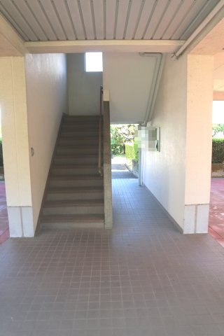 階段前が広く、屋根があるので雨の日も助かりますね