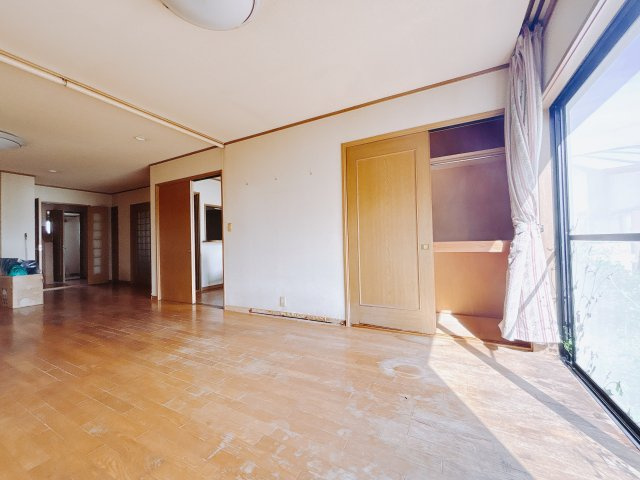 これから長く住むお家のリビングには毎日気持ちのいい日差しが差し込みます。ポカポカ日向ぼっこをしながらお昼寝をするのもいいですね♪明るいリビングに気分も晴れやかに♪