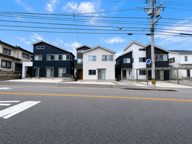 前面道路との高低差が少なく車の出入りもしやすい立地です。周辺には築浅住宅が並び、整った街並みが広がっています。道路幅員にもゆとりがあり、通勤やお買い物など車移動が中心のご家庭にも便利。