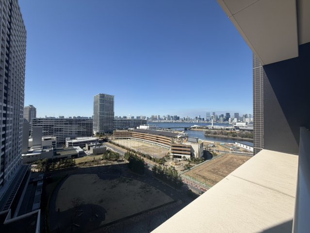 広大な敷地に建てられているので圧迫感はありません
