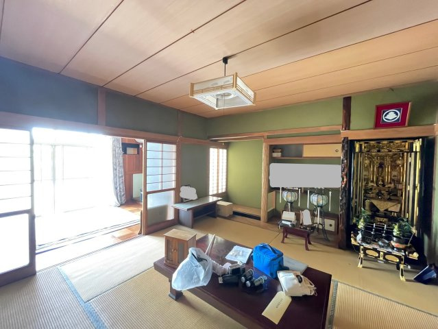床の間のある和室は、日本の伝統美を感じる空間で、心を落ち着ける効果があります。季節ごとの飾り付けや、来客時のおもてなしに最適で、部屋全体に品格を与え、生活に豊かさをもたらします。