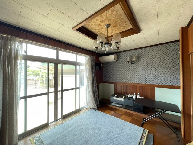 部屋数が多いので、家族が多い場合や個人の趣味・仕事部屋を確保したい人に最適です。スペースに余裕があり、リフォームなども自由にでき、資産価値の向上や快適な生活空間を実現できます。
