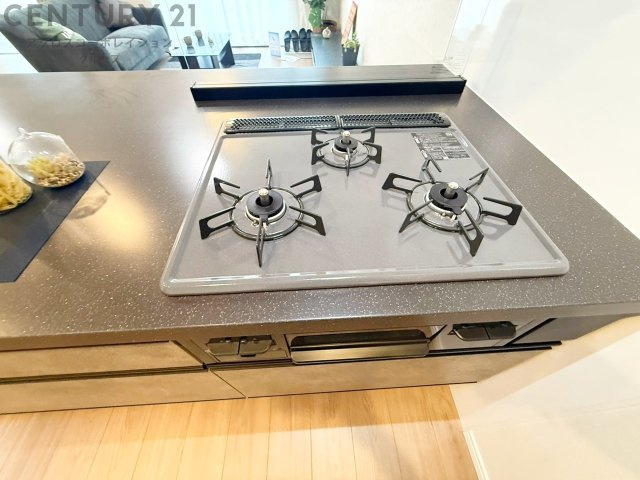 多数の調理器具を同時に使用でき、料理の効率化が可能。省エネで節約になり、様々な料理スタイルに適応できます。また、火力調整が独立しており、手入れや掃除もしやすく、今よりもっとお料理が楽しくなるかも。