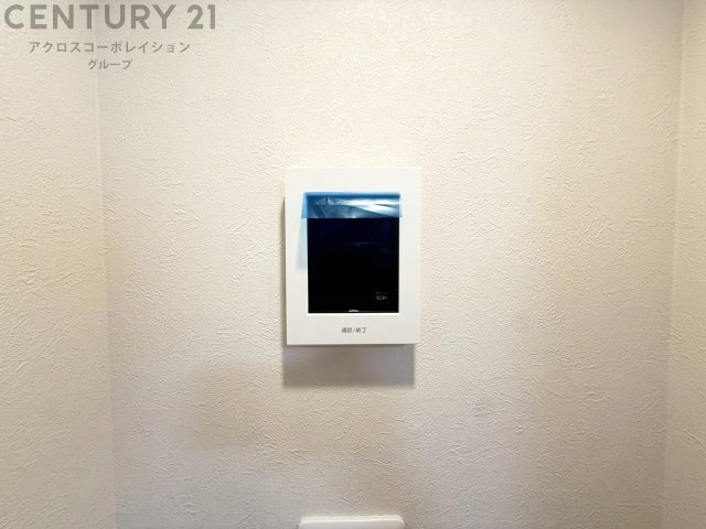 訪問者が来たときにテレビ画面で確認できるため、安心してドアを開けられます。録画機能があるものもあり、留守中に来訪者を記録しておくことができます。利便性が高く、セキュリティ面でも安心です。