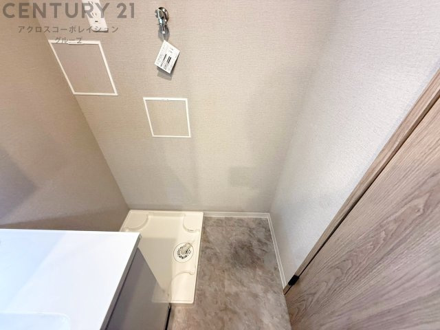 洗濯物の仕分け作業がしやすく、整理整頓が容易になります。洗濯音や湿気を他の部屋に持ち込まず、生活環境を快適に保ちます。上部を活用すれば収納スペースを確保でき洗剤や洗濯用品の整理もしやすくなります。