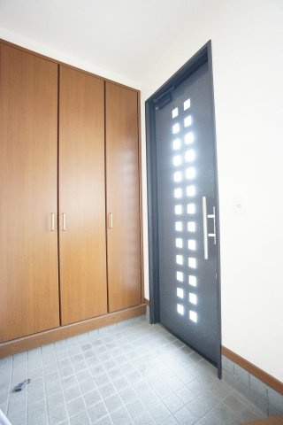 きれいな玄関です。大型下足収納付き♪