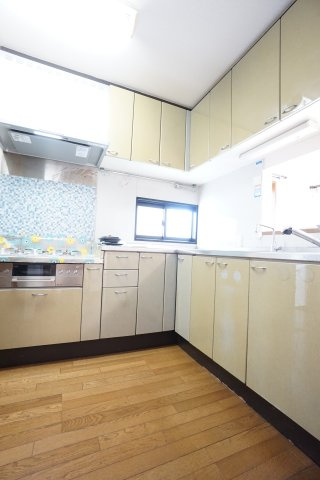 キッチンでお料理をお楽しみください。換気扇とガスコンロは交換歴があります。