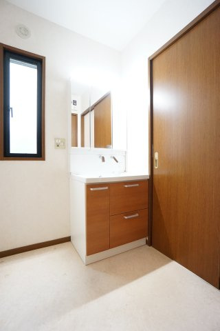 独立洗面台、小物を置くことができて便利です。1階と2階にあります。