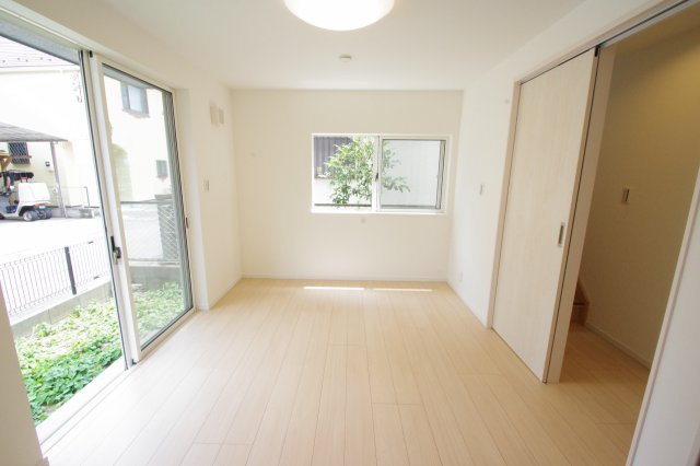 1階洋室7帖（東西両面道路で日当たり良好）