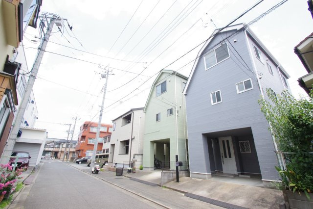 道路、北西側公道幅員6.3m×南東側私道幅員3.9m（間口5m）