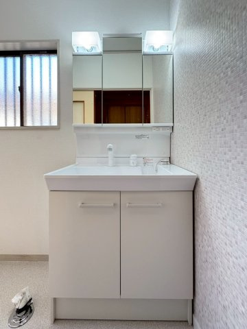大きな洗面ボウルとハンドシャワーで、お風呂に入らなくても洗面台で手軽に洗髪♪三面鏡の裏側には収納スペースがあります。
