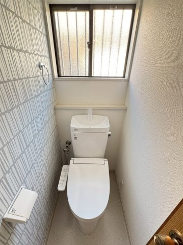 温水洗浄暖房便座付き。2箇所あるので、忙しい朝でも安心♪窓付きで換気環境も良好です。