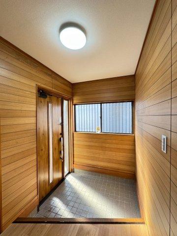 ゆったりと明るい玄関がご家族や来客をお出迎え。