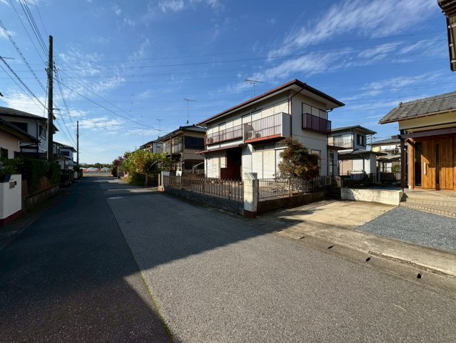 駐車や切り返しも楽々の6m道路です♪周辺環境は大切な要素ですので、道幅や駐車など、現地でしっかりとご説明させていただきます。