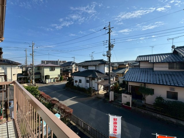 バルコニーからの景色。十分な間隔が確保されております。