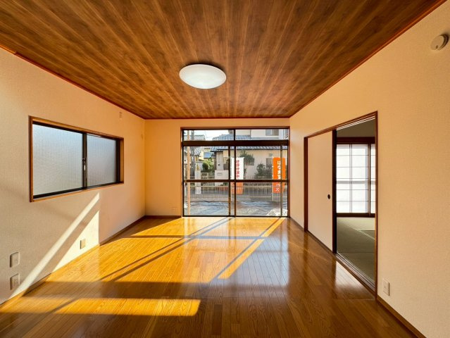 家族で過ごせるくつろぎの空間は広めの設計となっております。