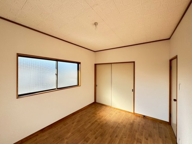 お子様の成長を見守るお部屋♪収納もついております。