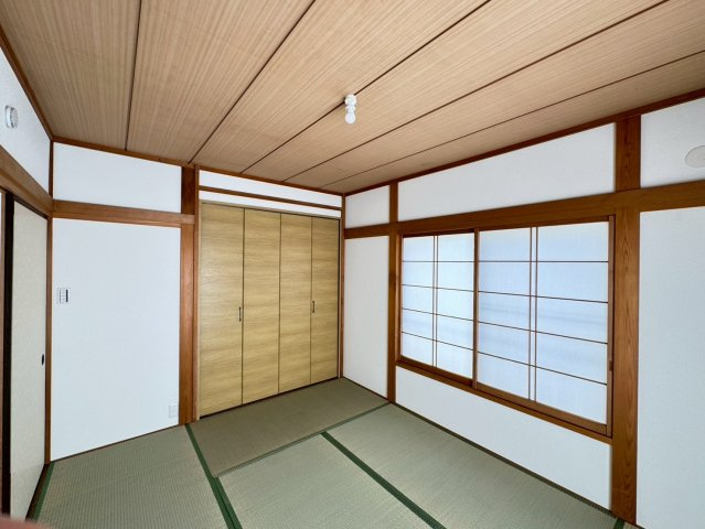 明るい採光の入る主寝室は大きいベットが余裕をもって入る広さ。和室となっております。