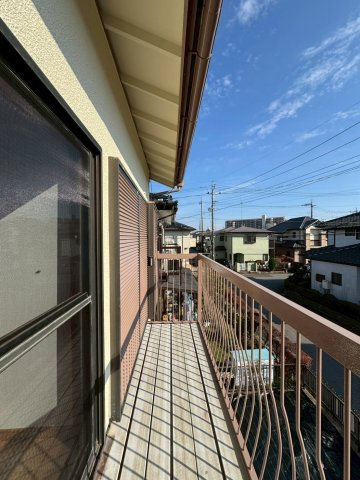 日当たりの良いベランダ。スペースを有効活用して、洗濯もはかどりますね！
