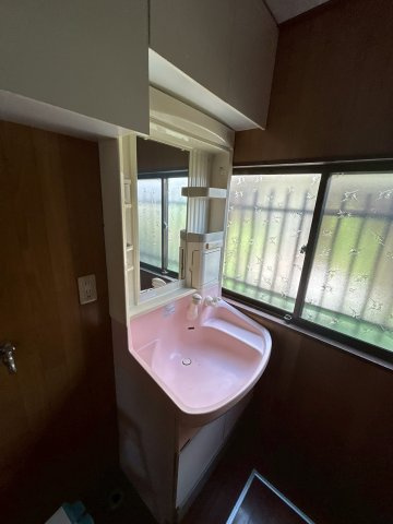 朝の支度にも嬉しい独立洗面台です