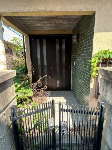 ゆとりのある玄関ポーチで雨の日や荷物が多い日も安心です♪