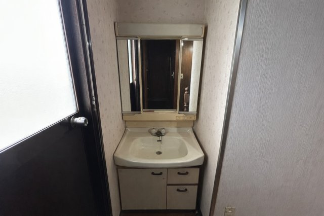 二階に配置された洗面スペースは各居室からの動線も良く日常使いに便利な位置。三面鏡タイプで身支度もしやすく収納も備わっているため洗面用品をすっきり整理できます。コンパクトながら使い勝手の良い空間です。