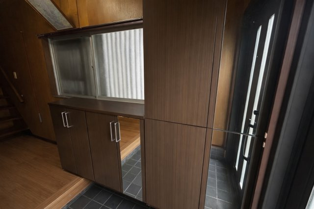 大容量のシューズボックスが設置された玄関は靴はもちろん小物類もすっきり整理でき生活感を抑えた空間を保てます。窓から自然光が差し込み、暗くなりがちな玄関も明るく清潔感のある印象です。