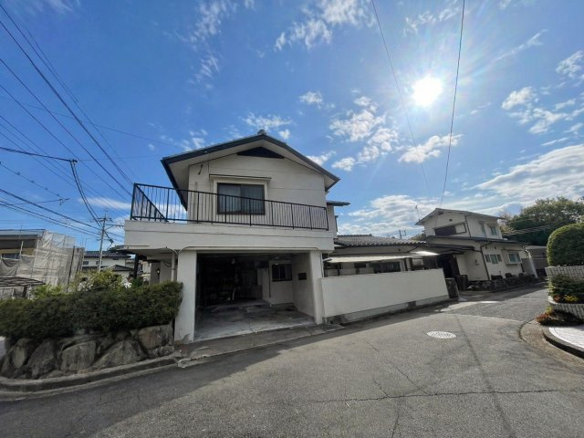 前面道路もゆとりがあり開放感のある立地で、車の出入りもスムーズに行えます。駐車場は2台駐車可能となっており、ご家族での利用や来客時にも安心してお使いいただけます。