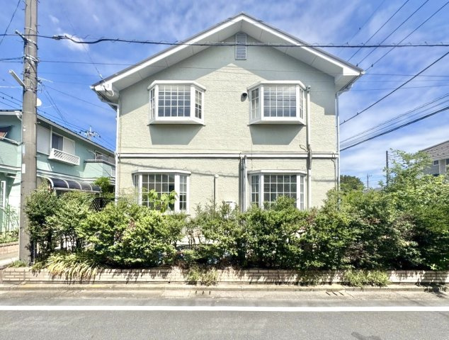 ■外観｜光をやさしく反射する外壁により、日中はより開放的で爽やかな印象となり、住まい全体を明るく見せてくれます♪