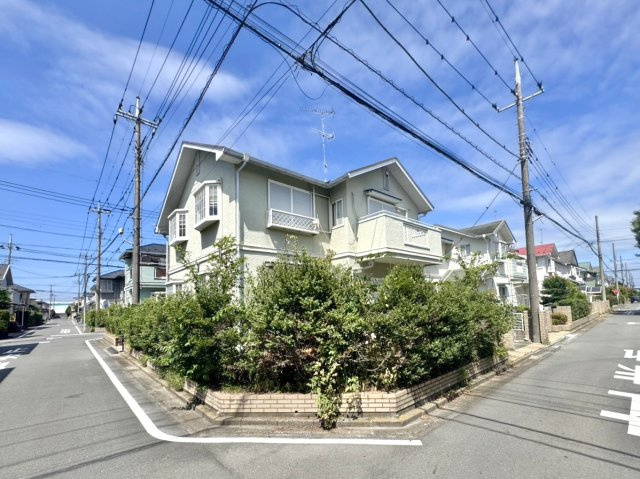 ■外観｜角地のため風通しが良く開放感があり、隣接する建物が少なくプライバシーを確保しやすいのがメリットです♪