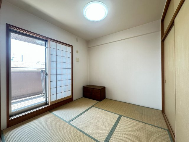 ●南側約4.5帖の和室がこちらです。　●お仕入れ収納も豊富です。