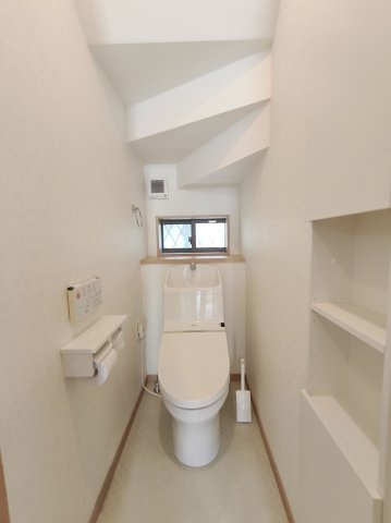 トイレも収納があり！