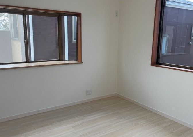 洋室のメリットは重い家具が置きやすく、身の回りが整理しやすいことです。　床がフローリングのため畳とは異なり凹みにくいです。　クローゼットなど収納が豊富で、普段使わない旅行カバンや服の整頓も簡単にです。