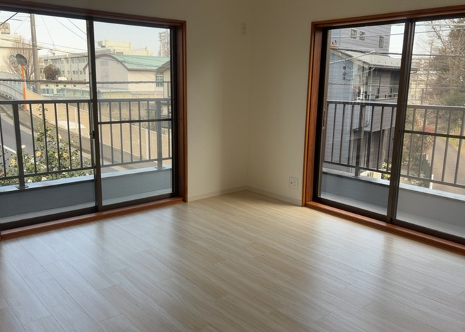 寝室でゆっくりと過ごすためにはベッド周りの適度な空間を担保することや窓の位置、照明の明るさ、寝室の広さなどを考える必要があります。自身や家族の構成とライフスタイルに併せて寝室にする部屋を選びましょう！