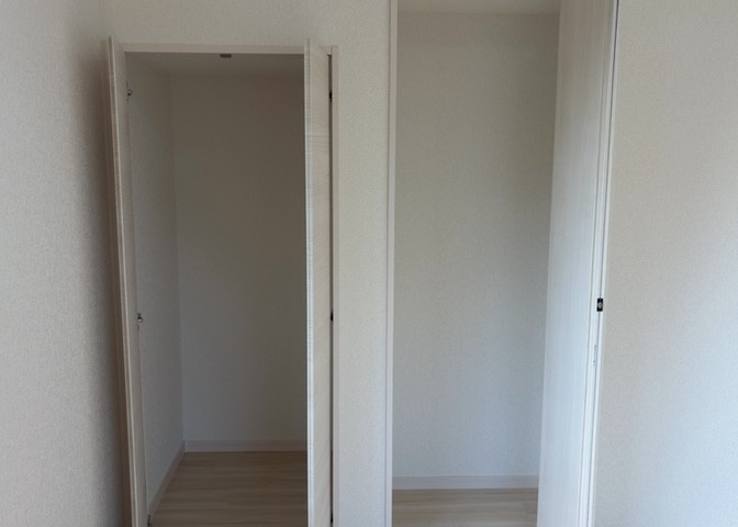 デザイン性を重視しすぎて収納が少なかった！なんてことにならないため、事前に現地で収納の数を確認しておくことをお勧めします。クローゼット以外にも床下収納や屋根裏収納、パントリーなどもチェックしましょう。