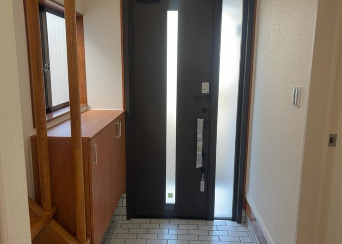 玄関は家の顔でもあり、家族以外の目にも止まる場所です。玄関は外との間を仕切る扉、靴などをしまっておく収納スペース、靴脱ぎのたたきスペース、来客とのやり取りをするドアホンなど複数のアイテムからなります。