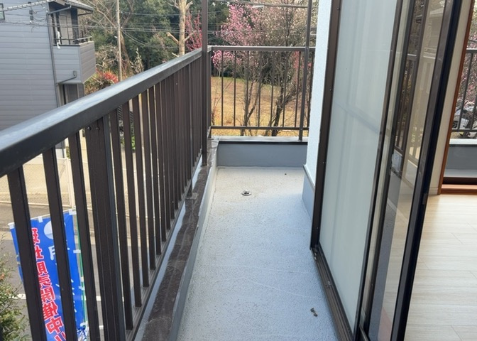 バルコニーは、室外の専用スペースのうち、「屋根がなく開放された空間」であるものを指します。ベランダより広いタイプのものが多く、日当たりもよいため家庭菜園などを楽しみたい人にとって適した環境となります。