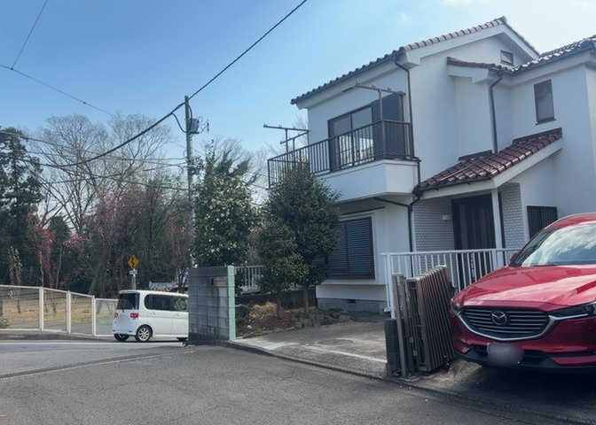 住宅用の土地では前面道路に2m以上接していなければならないと法律で定められています。しかし、お持ちの車のサイズやライフスタイルなどにより、2mでは利便が悪い場合もございますので、事前に確認しましょう。