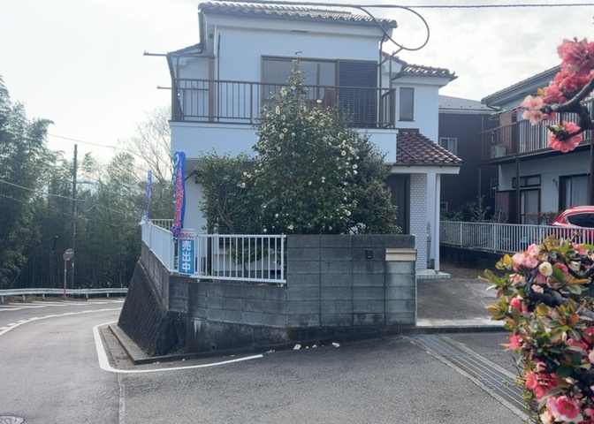 お持ちの車種によっては前面道路が広い方が便利でしょう。しかし、前面道路が広ければその分交通量が多くなるため、騒音などが気になる場合があります。実際に現地を見学し、周辺交通量や騒音などを確認しましょう！