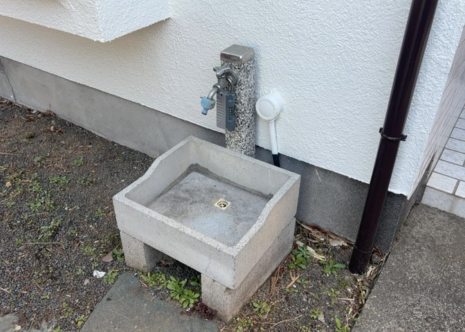 敷地内に散水栓や立水栓があると便利です。水道水を直接利用できるため、水を運ぶ手間を省くことが出来ます。大量の水を必要とする洗車作業や清掃などに役立ちます。その他設備とあわせて、現地でご確認ください。